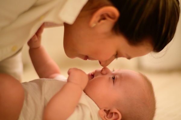4 Aylık Bebek Gelişimi: Fiziksel, Duygusal ve Duyusal Gelişim