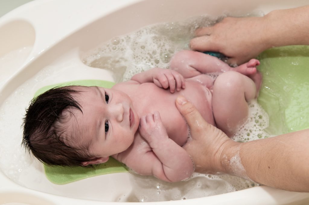 Yeni Doğan Bebek Ne zaman Yıkanır? Bebek Banyosu