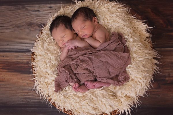 Yenidoğan İkiz Bebekler Hakkında Bilmeniz Gerekenler